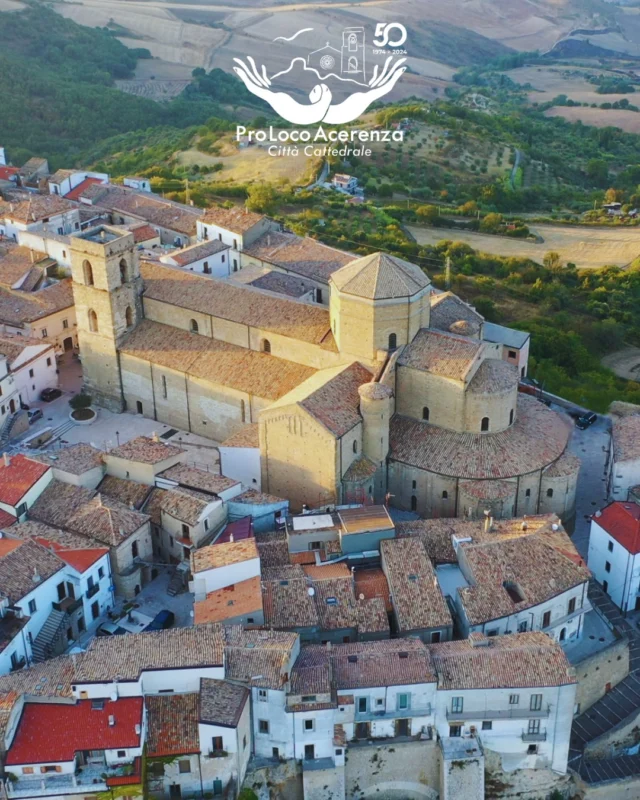 Oggi, 𝟏𝟑 𝐦𝐚𝐠𝐠𝐢𝐨, Acerenza celebra un giorno speciale: l'𝐚𝐧𝐧𝐢𝐯𝐞𝐫𝐬𝐚𝐫𝐢𝐨 𝐝𝐞𝐥𝐥𝐚 𝐝𝐞𝐝𝐢𝐜𝐚𝐳𝐢𝐨𝐧𝐞 𝐝𝐞𝐥𝐥𝐚 𝐬𝐮𝐚 𝐦𝐚𝐞𝐬𝐭𝐨𝐬𝐚 𝐂𝐚𝐭𝐭𝐞𝐝𝐫𝐚𝐥𝐞. ⛪ Non solo un gioiello di architettura romanica, testimone di secoli di storia, fede e arte nel cuore della Basilicata, ma anche 𝐥𝐚 𝐩𝐢𝐮̀ 𝐠𝐫𝐚𝐧𝐝𝐞 𝐂𝐚𝐭𝐭𝐞𝐝𝐫𝐚𝐥𝐞 𝐝𝐞𝐥𝐥𝐚 𝐫𝐞𝐠𝐢𝐨𝐧𝐞. ✨

Che questa giornata sia un'occasione per riscoprire la bellezza e la spiritualità di questo luogo simbolo, un faro di cultura e devozione per l'intera Basilicata, nella sua imponente magnificenza. 🙏

#Acerenza #BorghiPiùBellidItalia #ProLocoAcerenza #VisitAcerenza #UnpliBasilicata #BasilicataTuristica #ServizioCivileUniversale #AptBasilicata #Turismo