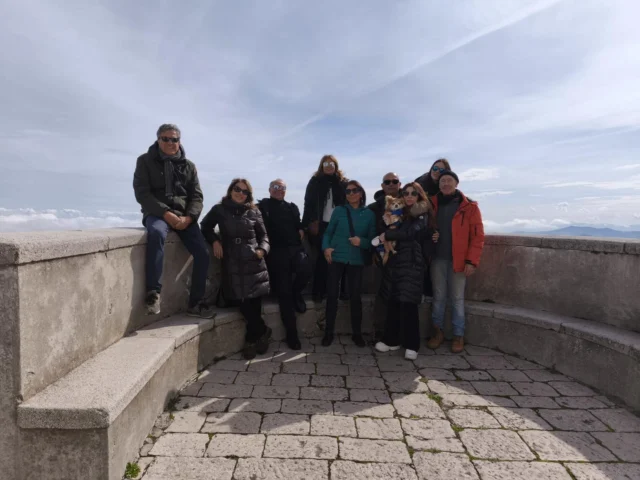 ✨𝑮𝒓𝒂𝒛𝒊𝒆 𝑨𝒎𝒊𝒄𝒊 𝑫𝒂 𝑩𝒂𝒓𝒊 ✨
Grazie a questo meraviglioso gruppo proveniente da 𝗕𝗮𝗿𝗶, che ha scelto il nostro borgo per una giornata all’insegna della scoperta e della bellezza!

La visita si è conclusa con una tappa immancabile al 𝗯𝗲𝗹𝘃𝗲𝗱𝗲𝗿𝗲, dove Acerenza regala uno dei suoi panorami più suggestivi: un affaccio spettacolare sulla valle e sul nostro borgo sospeso tra cielo e storia.

#Acerenza #BorghiPiùBellidItalia #ProLocoAcerenza #VisitAcerenza #UnpliBasilicata #BasilicataTuristica #ServizioCivileUniversale #AptBasilicata #Turismo