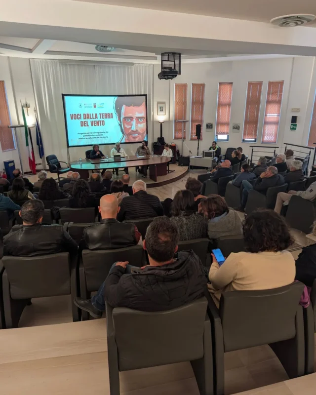Ieri sera abbiamo riscoperto insieme le radici della nostra terra! La presentazione del progetto "𝐕𝐨𝐜𝐢 𝐝𝐚𝐥𝐥𝐚 𝐓𝐞𝐫𝐫𝐚 𝐝𝐞𝐥 𝐯𝐞𝐧𝐭𝐨" ha regalato momenti intensi tra musica, ricordi e immagini evocative. 🎶

Il videoclip de "𝐋𝐚 𝐂𝐚𝐧𝐳𝐨𝐧𝐞 𝐝𝐢 𝐁𝐢𝐠𝐨𝐭𝐭𝐢" ci ha emozionato, mostrando come antiche storie possano parlare al presente. 😍

𝐺𝑟𝑎𝑧𝑖𝑒 𝑎 𝑡𝑢𝑡𝑡𝑖 𝑔𝑙𝑖 𝑜𝑠𝑝𝑖𝑡𝑖 𝑒 𝑎𝑖 𝑝𝑎𝑟𝑡𝑒𝑐𝑖𝑝𝑎𝑛𝑡𝑖 𝑐ℎ𝑒 ℎ𝑎𝑛𝑛𝑜 𝑟𝑒𝑠𝑜 𝑠𝑝𝑒𝑐𝑖𝑎𝑙𝑒 𝑞𝑢𝑒𝑠𝑡𝑎 𝑠𝑒𝑟𝑎𝑡𝑎 𝑒 𝑎 𝑐ℎ𝑖 𝑐𝑜𝑛𝑡𝑖𝑛𝑢𝑎 𝑎 𝑐𝑢𝑠𝑡𝑜𝑑𝑖𝑟𝑒 𝑙𝑎 𝑛𝑜𝑠𝑡𝑟𝑎 𝑚𝑒𝑚𝑜𝑟𝑖𝑎 𝑐𝑜𝑙𝑙𝑒𝑡𝑡𝑖𝑣𝑎. ❤️

#Acerenza #BorghiPiùBellidItalia #ProLocoAcerenza #VisitAcerenza #UnpliBasilicata #BasilicataTuristica #ServizioCivileUniversale #AptBasilicata #Turismo