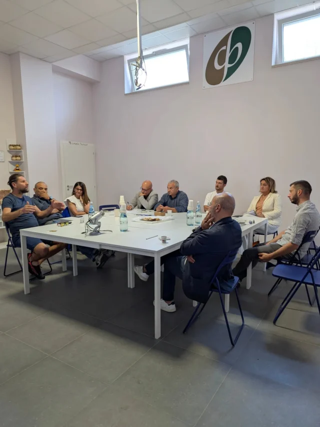 Oggi la Pro Loco Acerenza è stata ospite nella sede dell'azienda @con.pro.bio per partecipare a un incontro di valorizzazione del turismo interno della Basilicata creando un’offerta completa e sostenibile. 🗺️

L’obiettivo? Offrire al turista un’esperienza autentica e coinvolgente partendo dalle aziende agricole biologiche per valorizzazione il territorio. 🎯

La Pro Loco Acerenza, come primo biglietto da visita del territorio, gioca un ruolo fondamentale nel connettere i visitatori con i pacchetti turistici disponibili, promuovendo le ricchezze culturali, enogastronomiche e paesaggistiche della nostra zona. 📝

Seguiteci per scoprire le prossime iniziative e i pacchetti dedicati ai visitatori! 📲

#Acerenza #BorghiPiùBellidItalia #ProLocoAcerenza #VisitAcerenza #UnpliBasilicata #BasilicataTuristica #ServizioCivileUniversale #AptBasilicata #Turismo